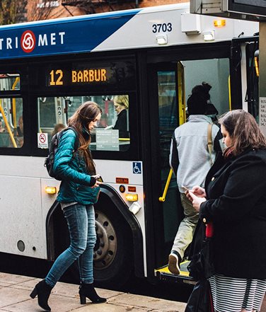 乘客登上 TriMet 公共汽车