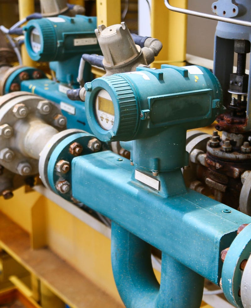 安装在工业管道上的流量计算机仪器。