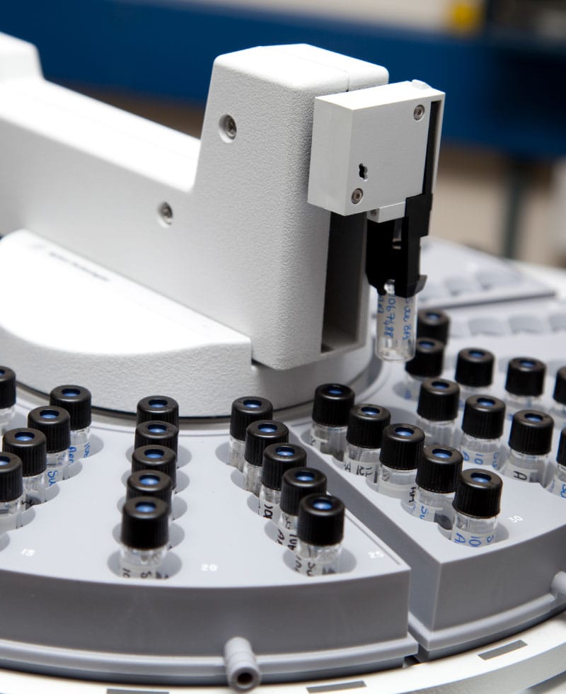 带样品瓶的气相色谱分析仪特写。